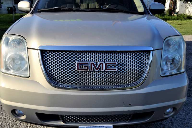 moto-RAYOL CANADEL SUR MER-min_gmc-yukon-truck-grill-2828425